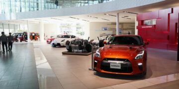 a car showroom filled with lots of cars